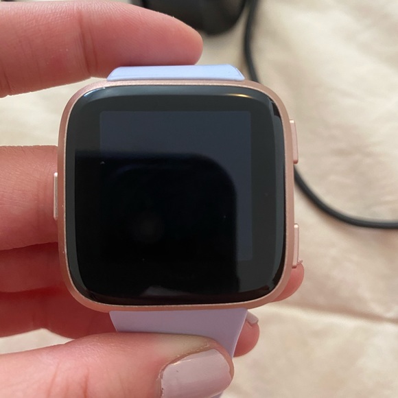 Fitbit Versa - Picture 2 of 3